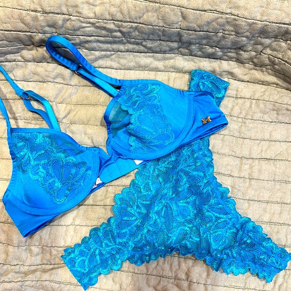 ⚜️🔥super-HOT🔥 turquoise blue SAVAGE X FENTY bra & panty set EUC